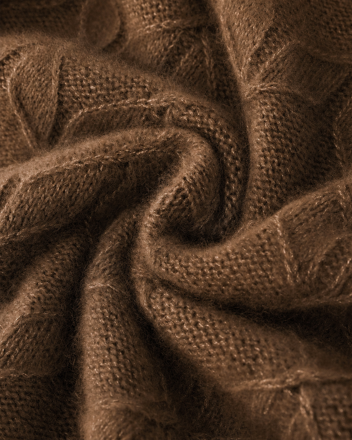 Brauner Strickpullover MYTH von Luren aus Kaschmir-Seide mit grafischem Zopfstrick, Oversize-Passform und hohem doppeltem Rollkragen.