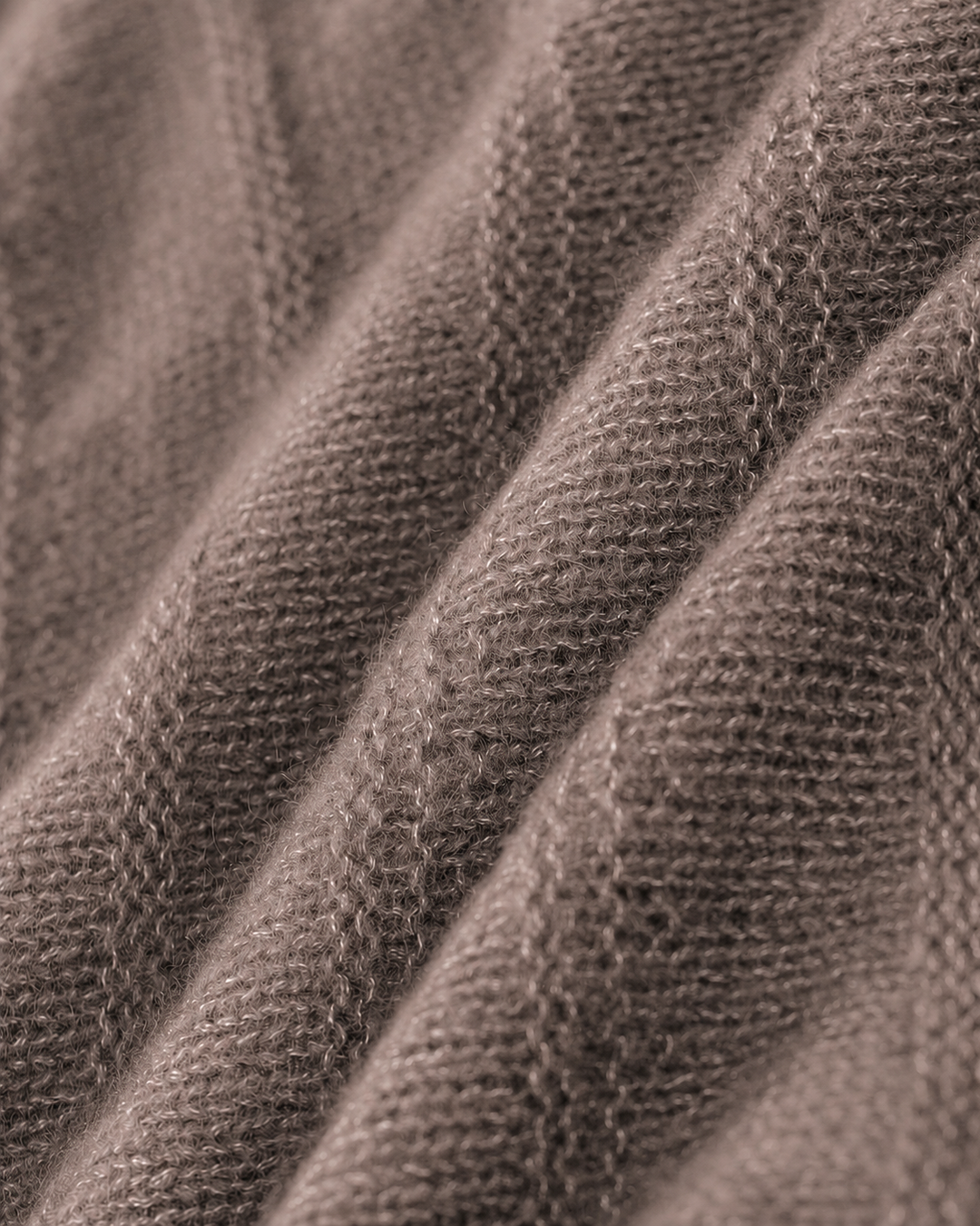 Strickpullover FRASER von Luren aus Kaschmir-Seide mit Rollkragen und verkürztem Schnitt in Beige.