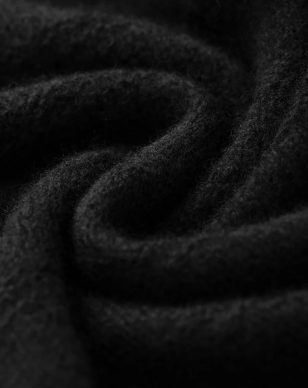 Strickpullover FRASER von Luren aus Kaschmir-Seide mit Rollkragen und verkürztem Schnitt in Schwarz.