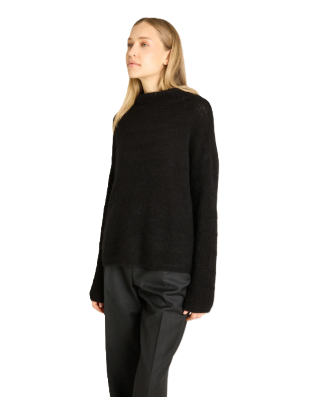 Strickpullover FRASER von Luren aus Kaschmir-Seide mit Rollkragen und verkürztem Schnitt in Schwarz.