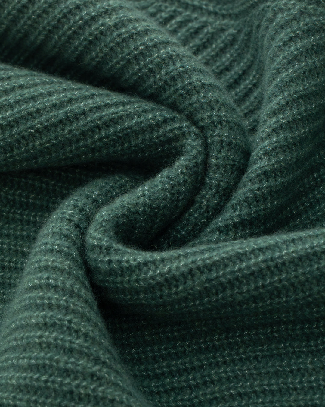 Emerald-grüner Strickpullover YUNA von Luren aus Kaschmir-Seide mit Stehkragen, Raglanärmeln und lockerer, leicht verkürzter Passform.