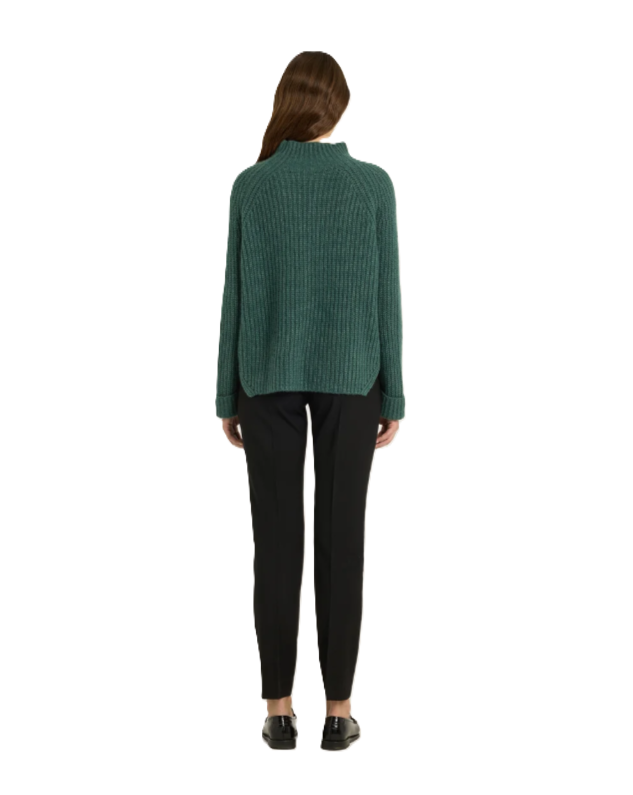 Emerald-grüner Strickpullover YUNA von Luren aus Kaschmir-Seide mit Stehkragen, Raglanärmeln und lockerer, leicht verkürzter Passform.