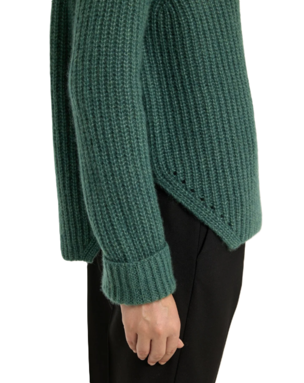 Emerald-grüner Strickpullover YUNA von Luren aus Kaschmir-Seide mit Stehkragen, Raglanärmeln und lockerer, leicht verkürzter Passform.