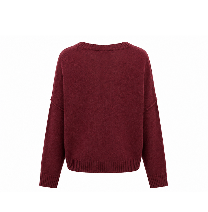 Dunkelroter Pullover von Narli mit V-Ausschnitt, überschnittenen Schultern und feinen Rippbündchen.