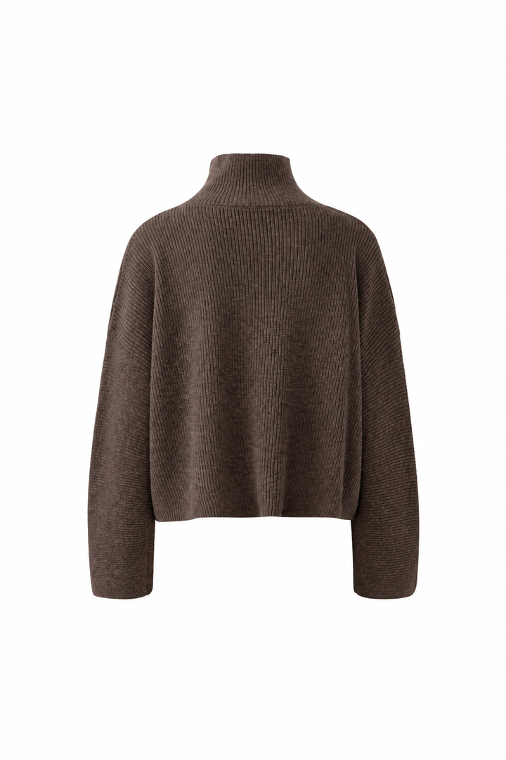 Pullover Oui in taupe mel. Weiche Wolle-Modalmischung in Rippenstrickoptik mit Strukturmix. Oversized und kastig geschnitten mit verkürzter Länge. Stehkragen und stark überschnittene Schultern mit langen Ärmeln. Horizontal gestrickte Einsätze und aufgesetzte Taschen.