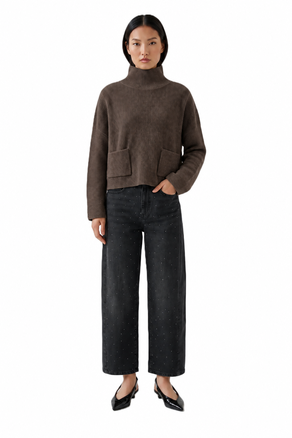Pullover Oui in taupe mel. Weiche Wolle-Modalmischung in Rippenstrickoptik mit Strukturmix. Oversized und kastig geschnitten mit verkürzter Länge. Stehkragen und stark überschnittene Schultern mit langen Ärmeln. Horizontal gestrickte Einsätze und aufgesetzte Taschen.