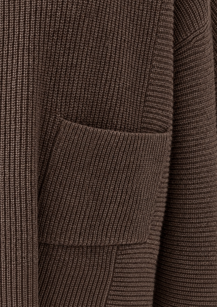 Pullover Oui in taupe mel. Weiche Wolle-Modalmischung in Rippenstrickoptik mit Strukturmix. Oversized und kastig geschnitten mit verkürzter Länge. Stehkragen und stark überschnittene Schultern mit langen Ärmeln. Horizontal gestrickte Einsätze und aufgesetzte Taschen.