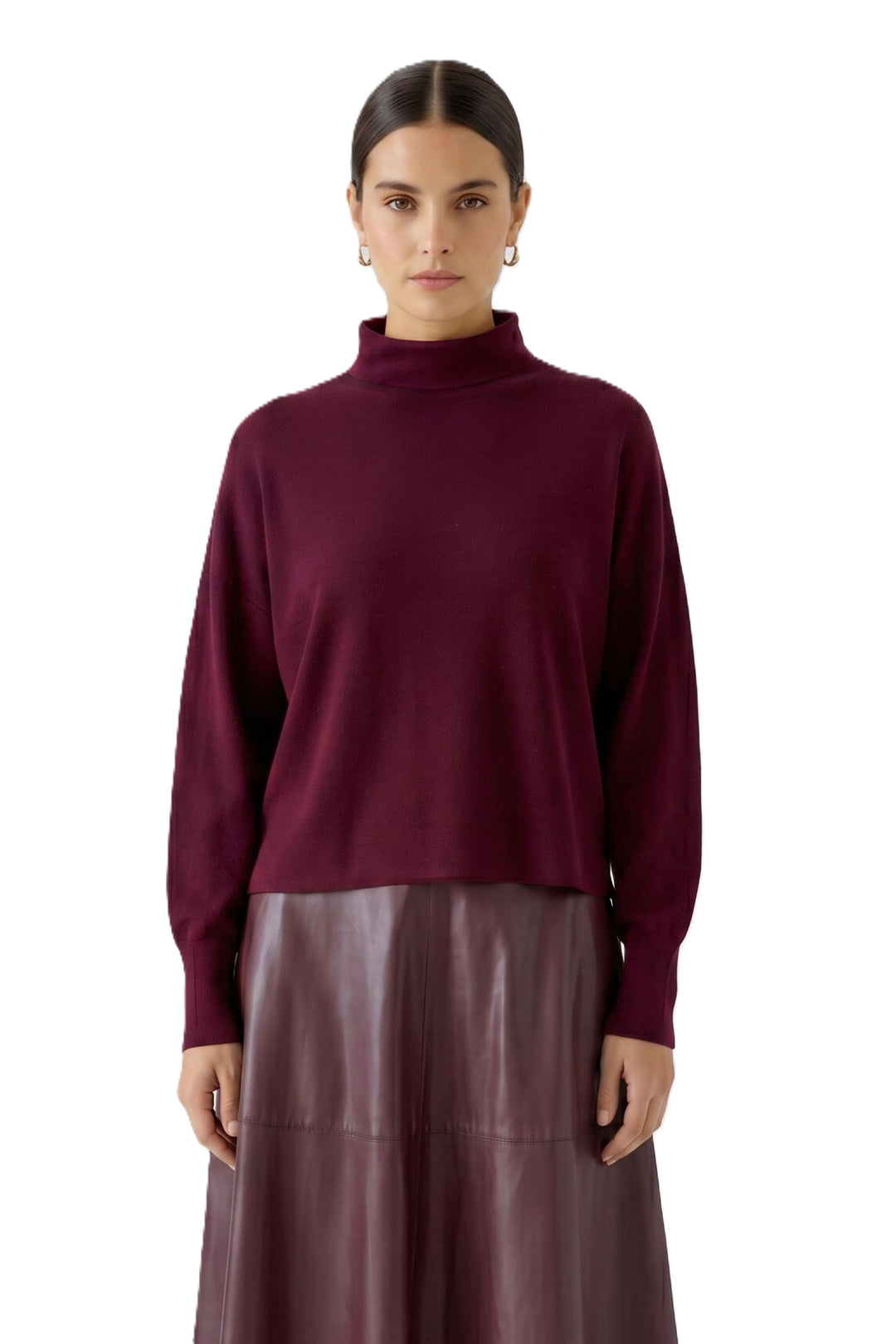 Pullover Oui in Bramble Berry dunkelrot. Superweicher Feinstrickpullover mit verkürztem Schnitt und nahtlosen Verarbeitung. Hohe Stehkragen kann auch als Rollkragen getragen werden. Farblich abgestimmten Lederrock von Oui auch in unserem Shop erhältlich.