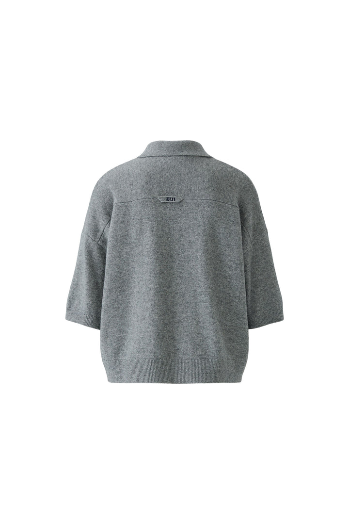 Grauer Polopullover von Oui aus Wolle-Modalmix mit Polokragen, Metallknöpfen und oversized verkürzter Passform.