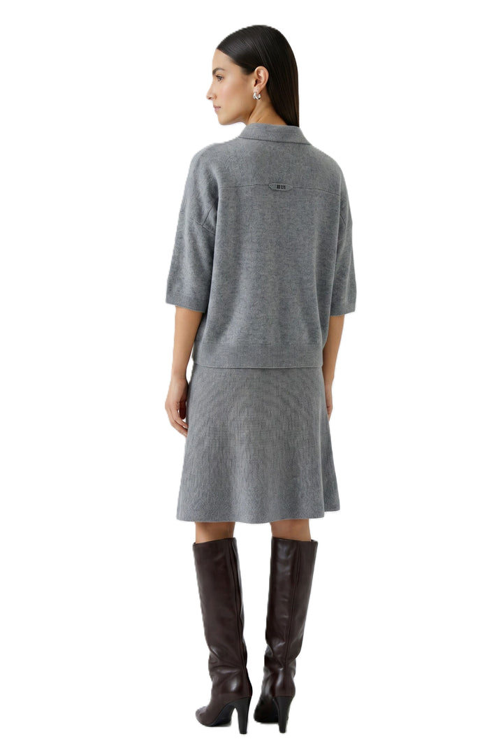 Grauer Polopullover von Oui aus Wolle-Modalmix mit Polokragen, Metallknöpfen und oversized verkürzter Passform.
