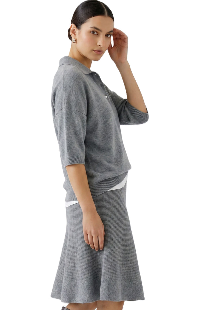 Grauer Polopullover von Oui aus Wolle-Modalmix mit Polokragen, Metallknöpfen und oversized verkürzter Passform.