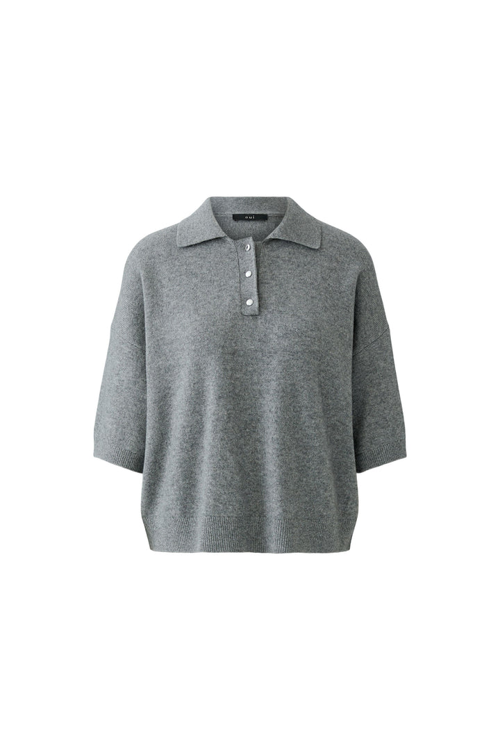 Grauer Polopullover von Oui aus Wolle-Modalmix mit Polokragen, Metallknöpfen und oversized verkürzter Passform.