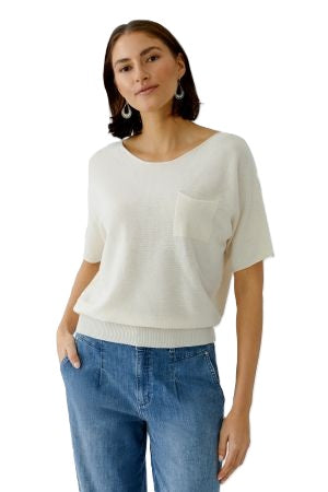 Pullover Oui. Leichter Sommerpulli in dünner und angenehmer Ware. Der Pullover hat einen Rundhalsausschnitt und eine aufgesetzte Brusttasche. Er hat einen Halbarm und einen Rippensaum in ecru. 