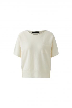 Pullover Oui. Leichter Sommerpulli in dünner und angenehmer Ware. Der Pullover hat einen Rundhalsausschnitt und eine aufgesetzte Brusttasche. Er hat einen Halbarm und einen Rippensaum in ecru. 