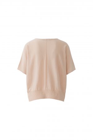 Pullover Oui. Leichter Sommerpulli in dünner und angenehmer Ware. Der Pullover hat einen Rundhalsausschnitt und eine aufgesetzte Brusttasche. Er hat einen Halbarm und einen Rippensaum in rosa.