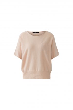 Pullover Oui. Leichter Sommerpulli in dünner und angenehmer Ware. Der Pullover hat einen Rundhalsausschnitt und eine aufgesetzte Brusttasche. Er hat einen Halbarm und einen Rippensaum in rosa.