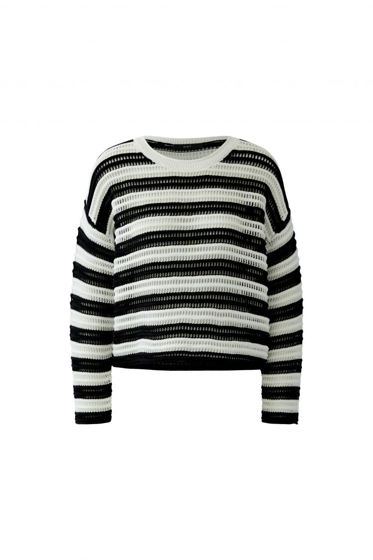 Locker gestrickter Pullover von Oui in schwarz und weiß mit überschnittener Schulter und kastiger Form. Der Pullover ist locker gestrickt und hat einen Rundhalsausschnitt. 