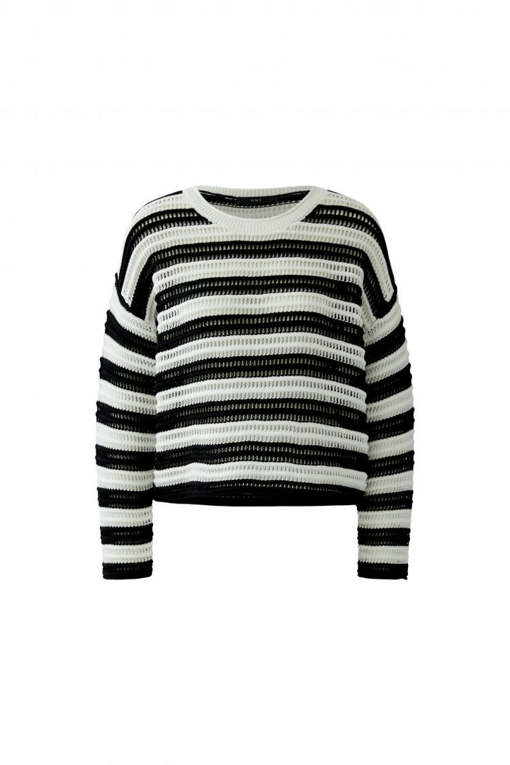 Locker gestrickter Pullover von Oui in schwarz und weiß mit überschnittener Schulter und kastiger Form. Der Pullover ist locker gestrickt und hat einen Rundhalsausschnitt. 