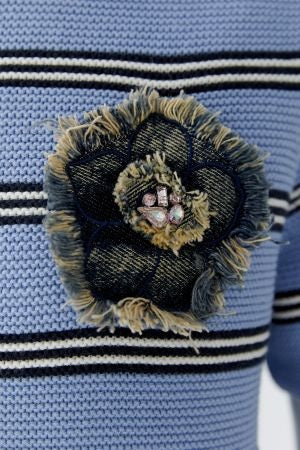 Pullover Oui. Hübscher Sommerpullover von Oui. Der Pullover ist gestreift und hat einen Rundhalsausschnitt. Er hat eine bezaubernde abnehmbare Jeansbrosche auf der Brust, welche ein sehr besonderes Highlight darstellt. Der Pullover hat einen halbarm und eine gerade Form in blau