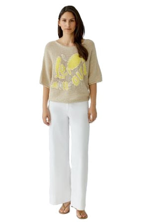 Pullover Oui. Der sommerliche Print in camel yellow und die Farbkombination machen den Pullover zu einem echten Highlight. Der Pullover hat einen U-Boot Ausschnitt und einen halben Arm. Die Schultern sind überschnitten und der Pullover ist kurz und kastig geschnitten.