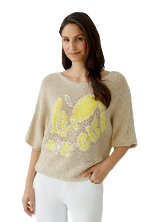 Pullover Oui. Der sommerliche Print in camel yellow und die Farbkombination machen den Pullover zu einem echten Highlight. Der Pullover hat einen U-Boot Ausschnitt und einen halben Arm. Die Schultern sind überschnitten und der Pullover ist kurz und kastig geschnitten.