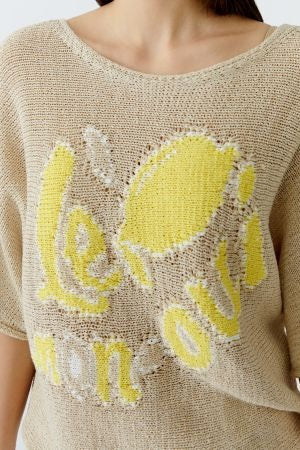 Pullover Oui. Der sommerliche Print in camel yellow und die Farbkombination machen den Pullover zu einem echten Highlight. Der Pullover hat einen U-Boot Ausschnitt und einen halben Arm. Die Schultern sind überschnitten und der Pullover ist kurz und kastig geschnitten.