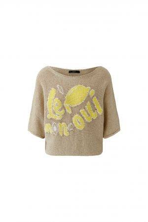 Pullover Oui. Der sommerliche Print in camel yellow und die Farbkombination machen den Pullover zu einem echten Highlight. Der Pullover hat einen U-Boot Ausschnitt und einen halben Arm. Die Schultern sind überschnitten und der Pullover ist kurz und kastig geschnitten.