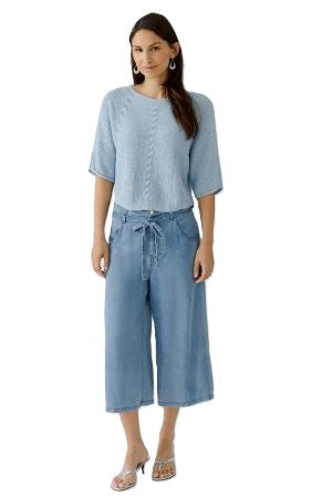 Pullover Oui. Pullover aus sommerlichem Bändchengarn mit angeschnittenem Milanoarm. Der hübsche Sommerpullover hat einen 3/4 Ärmel und sehr schöne Minderungen, die dem Pullover das besondere Etwas verleihen. Er hat einen femininen U-Bootausschnitt und eine abgerundete Saumlinie in hellblau. 