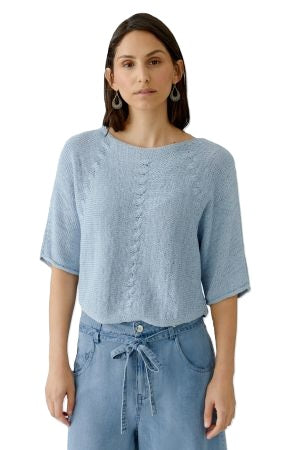 Pullover Oui. Pullover aus sommerlichem Bändchengarn mit angeschnittenem Milanoarm. Der hübsche Sommerpullover hat einen 3/4 Ärmel und sehr schöne Minderungen, die dem Pullover das besondere Etwas verleihen. Er hat einen femininen U-Bootausschnitt und eine abgerundete Saumlinie in hellblau. 