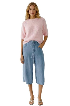 Pullover Oui. Sommerlicher Pullover in Häkeloptik in rosa. Diese Ware ist perfekt für die wärmeren Tage. Der Pullover hat einen Rundhalsausschnitt und einen Halbarm. Wunderschöne Minderungen an der Schulter unterstreichen das Design. Er ist kastig geschnitten 