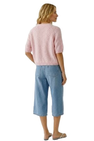 Pullover Oui. Sommerlicher Pullover in Häkeloptik in rosa. Diese Ware ist perfekt für die wärmeren Tage. Der Pullover hat einen Rundhalsausschnitt und einen Halbarm. Wunderschöne Minderungen an der Schulter unterstreichen das Design. Er ist kastig geschnitten 