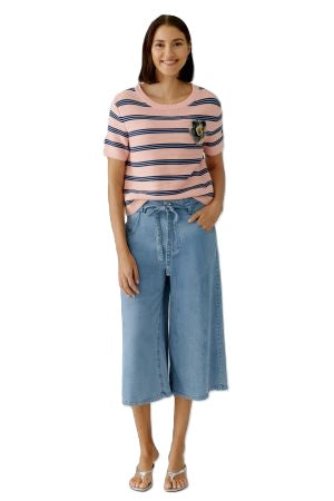 Pullover Oui. Hübscher Sommerpullover von Oui. Der Pullover ist gestreift und hat einen Rundhalsausschnitt. Er hat eine bezaubernde abnehmbare Jeansbrosche auf der Brust, welche ein sehr besonderes Highlight darstellt. Der Pullover hat einen halbarm und eine gerade Form. in rosa und blau. 