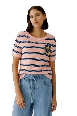 Pullover Oui. Hübscher Sommerpullover von Oui. Der Pullover ist gestreift und hat einen Rundhalsausschnitt. Er hat eine bezaubernde abnehmbare Jeansbrosche auf der Brust, welche ein sehr besonderes Highlight darstellt. Der Pullover hat einen halbarm und eine gerade Form. in rosa und blau. 
