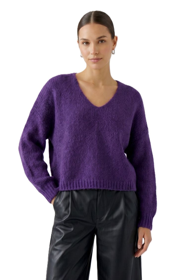 Pullover Oui ultra violett. Cooler Pullover aus einer leichteren Wollware. Der Pullover ist oversized geschnitten mit überschnittenen Schultern. Er hat ein femininen V-Ausschnitt. Daher kann man schön eine Bluse, oder auch ein Top drunter ziehen. Auf der Vorder-und Rückseite befindet sich eine Ziernaht