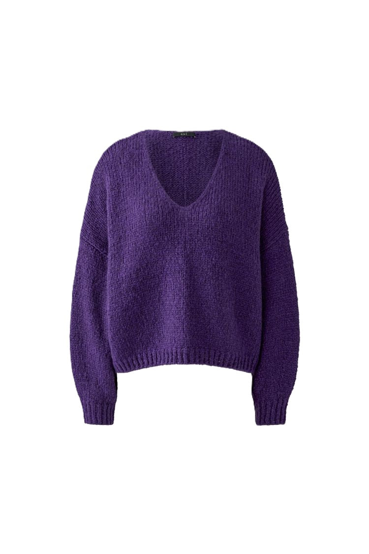 Pullover Oui ultra violett. Cooler Pullover aus einer leichteren Wollware. Der Pullover ist oversized geschnitten mit überschnittenen Schultern. Er hat ein femininen V-Ausschnitt. Daher kann man schön eine Bluse, oder auch ein Top drunter ziehen. Auf der Vorder-und Rückseite befindet sich eine Ziernaht