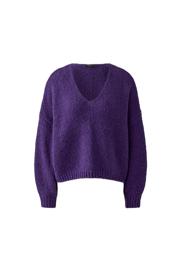 Pullover Oui ultra violett. Cooler Pullover aus einer leichteren Wollware. Der Pullover ist oversized geschnitten mit überschnittenen Schultern. Er hat ein femininen V-Ausschnitt. Daher kann man schön eine Bluse, oder auch ein Top drunter ziehen. Auf der Vorder-und Rückseite befindet sich eine Ziernaht