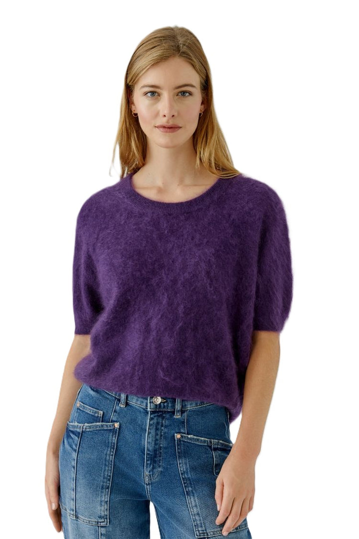 Pullover Oui ultra violett. Wunderschöner kleiner gebrushter Cashmere-Pullover. Der Pullover hat kurze Ärmel und einen Rundhalsausschnitt. Die Ware ist angenehm und kuschlig.