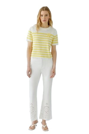 Pullover Oui. Hübscher Pullover in zweifarbigem Streifenprint in gelb und weiß. Der Pullover ist grob und durchlöchert gestrickt und hat einen Rundhalsausschnitt. Er hat einen kurzen Ärmel und ist kürzer geschnitten. Paillettenzitrone auf der Brust. 