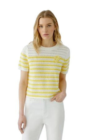 Pullover Oui. Hübscher Pullover in zweifarbigem Streifenprint in gelb und weiß. Der Pullover ist grob und durchlöchert gestrickt und hat einen Rundhalsausschnitt. Er hat einen kurzen Ärmel und ist kürzer geschnitten. Paillettenzitrone auf der Brust. 