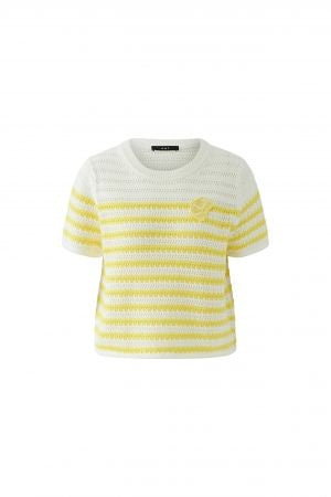 Pullover Oui. Hübscher Pullover in zweifarbigem Streifenprint in gelb und weiß. Der Pullover ist grob und durchlöchert gestrickt und hat einen Rundhalsausschnitt. Er hat einen kurzen Ärmel und ist kürzer geschnitten. Paillettenzitrone auf der Brust. 