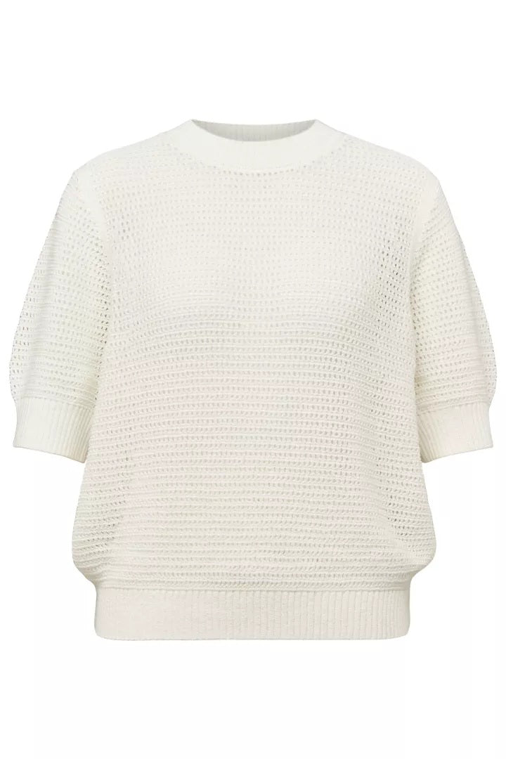 Pullover Drykorn SANIDY 10. Pullover mit Häkelmuster und Rundhalsausschnitt. Der Pullover ist perfekt für die warmen Tage und hat einen halben Ärmel. Der Pullover hat Rippenabschlüsse an alle Säumen und ist ecru.