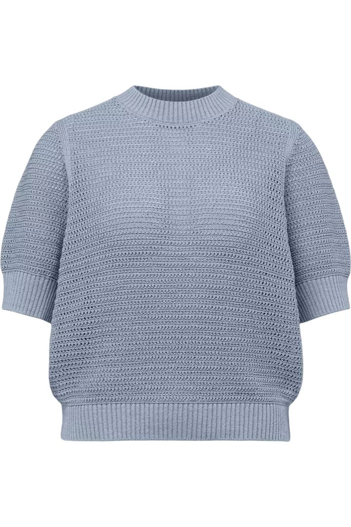 Pullover Drykorn SANIDY 10. Pullover mit Häkelmuster und Rundhalsausschnitt. Der Pullover ist perfekt für die warmen Tage und hat einen halben Ärmel. Der Pullover hat Rippenabschlüsse an alle Säumen und ist blau. 