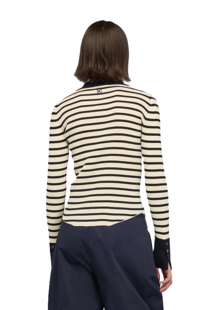 Pullover Semicouture POLO AIDA blau/weiß. Schmaler Rippenpullover mit Polokragen und halber Knopfleiste. Die Manschette ist dunkelblau und leicht aus ausgestellt. Der Pullover ist blau/ecru gestreift und ist sehr dehnbar. 
