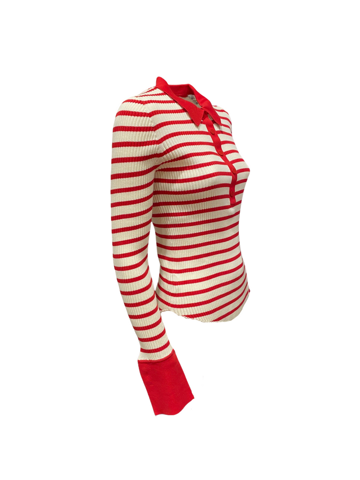 Pullover Semicouture POLO AIDA rot/weiß. Schmaler Rippenpullover mit Polokragen und halber Knopfleiste. Die Manschette ist dunkelblau und leicht aus ausgestellt. Der Pullover ist rot/ecru gestreift und ist sehr dehnbar. 