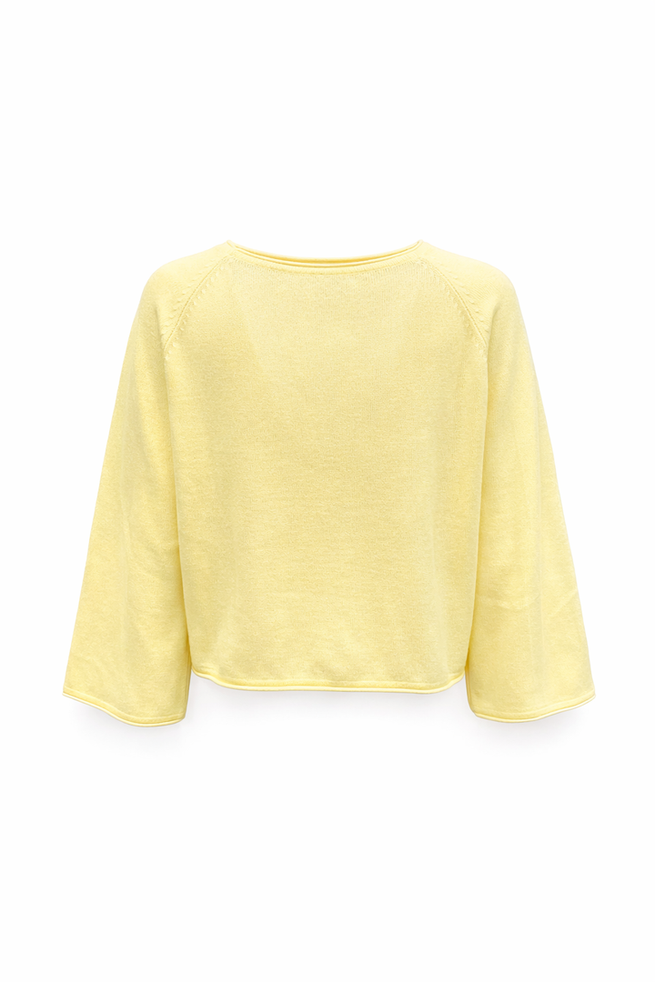 Kaschmir Pullover mit langen, weiten Ärmeln und Rundhalsausschnitt in zartem Gelb aus handgemachtem Strick.