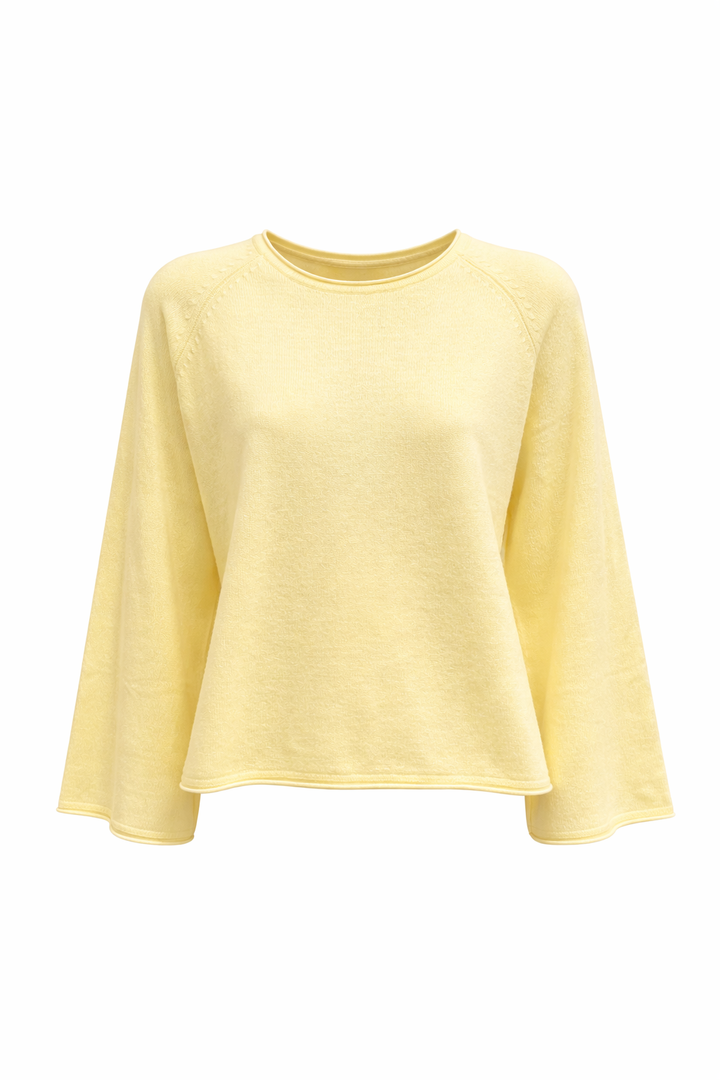 Kaschmir Pullover mit langen, weiten Ärmeln und Rundhalsausschnitt in zartem Gelb aus handgemachtem Strick.