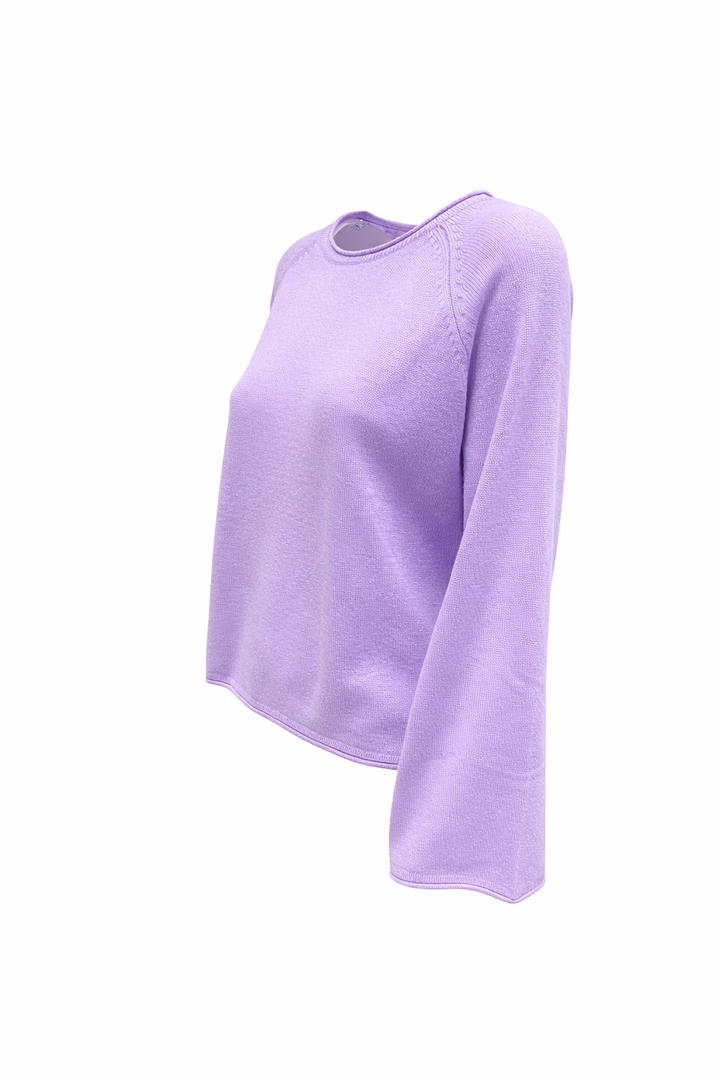 Kaschmir Pullover mit langen, weiten Ärmeln und Rundhalsausschnitt in flieder lila aus handgemachtem Strick.