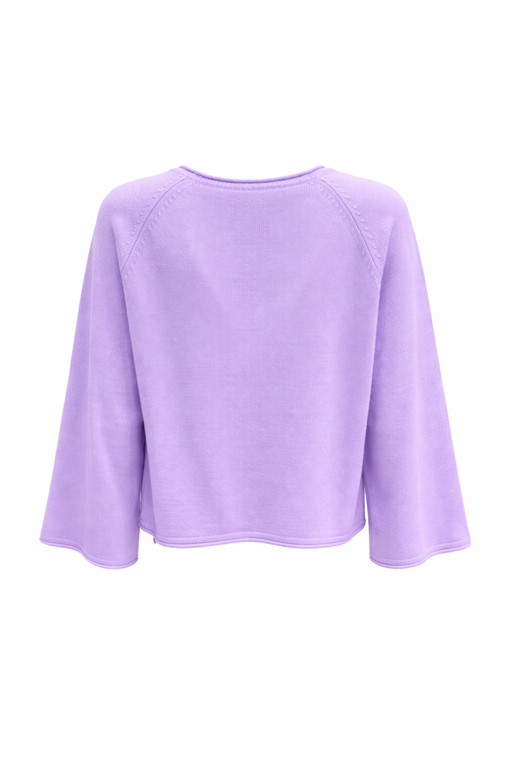 Kaschmir Pullover mit langen, weiten Ärmeln und Rundhalsausschnitt in flieder lila aus handgemachtem Strick.