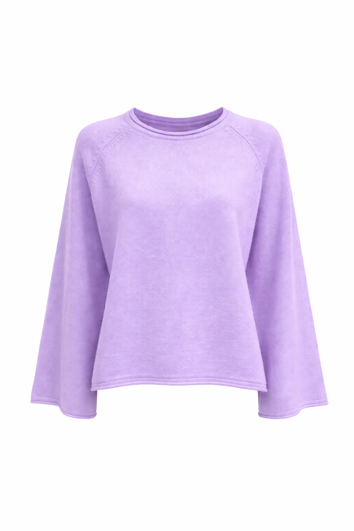 Kaschmir Pullover mit langen, weiten Ärmeln und Rundhalsausschnitt in flieder lila aus handgemachtem Strick.