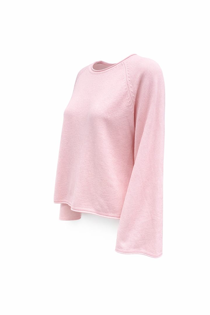 Kaschmir Pullover mit langen, weiten Ärmeln und Rundhalsausschnitt in zartem Rosa aus handgemachtem Strick.